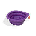 Aufgeklappter faltbarer Hundenapf Go Bowl von Zee.Dog aus lila Silikon mit orangem Karabiner, kompakter Reisenapf