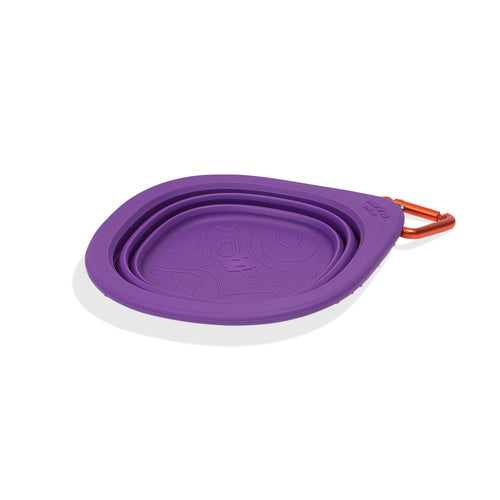 Flach zusammengeklappter Hundenapf aus Silikon mit orangem Karabiner, faltbar und platzsparend verstaut